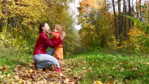 Fille courir à mère dans le parc d'automne 
