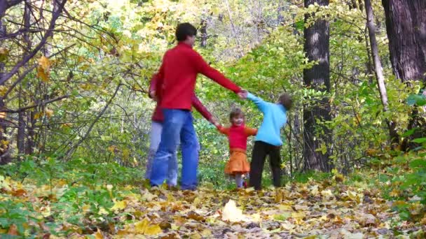 Rodzina czterech tańca w parku jesień. — Wideo stockowe