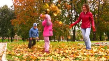 çocuk anne atmak sonbahar yaprakları