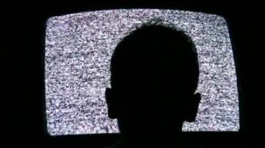 Silhouette çocuk kafa ve tv.
