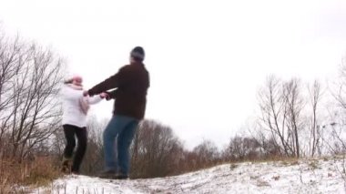 ilk kar üzerinde dönen Çift.