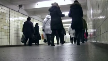 Metro koridorda arkasında gidiyor. düşük görüş.