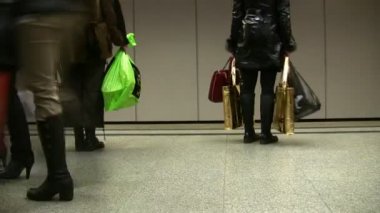 kadın çantaları. yürüyüş. bacaklar. Metro.