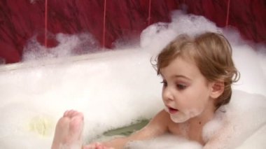 küçük kız bacak temizliği, banyo