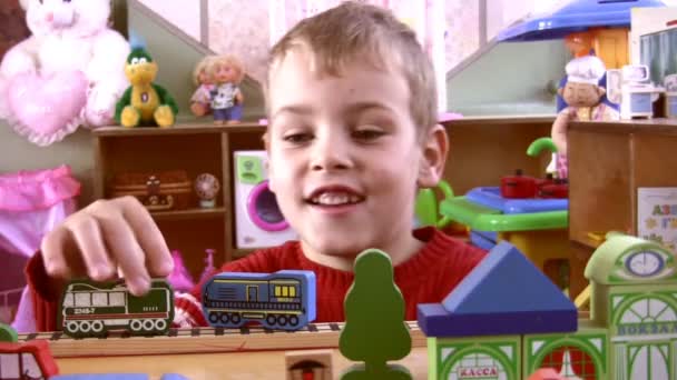 Niño en el jardín de infancia — Vídeos de Stock