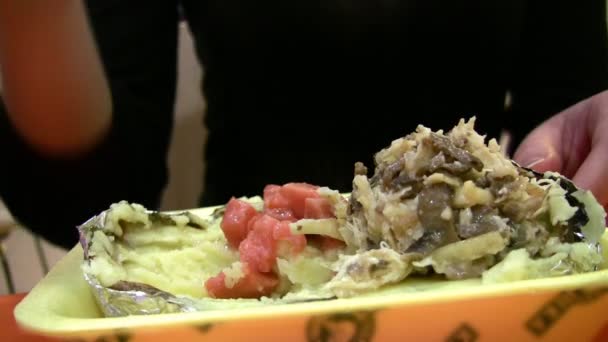 Kvinnliga händer äta potatismos, svamp, fiska i fastfood — Stockvideo