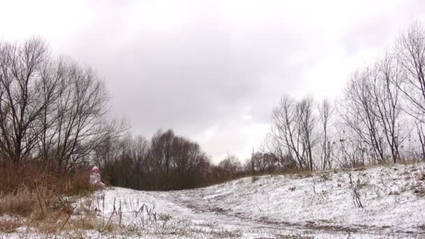 Donna che corre alla macchina fotografica sulla prima via della neve . — Video Stock