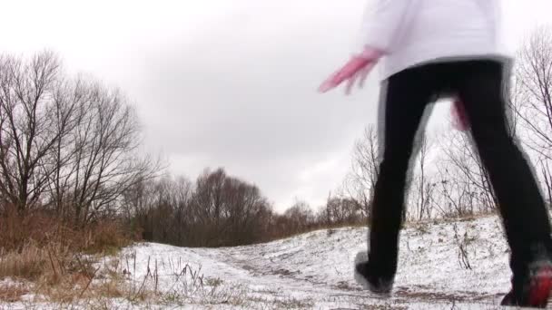 Mulher correndo da câmera como Buratino na primeira neve maneira . — Vídeo de Stock