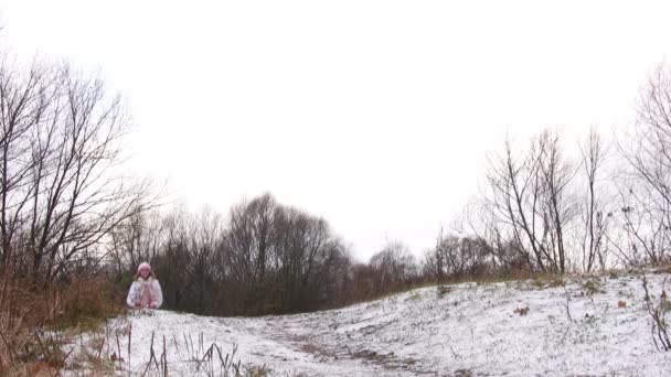 Frau auf Skateboard im ersten Schnee. — Stockvideo