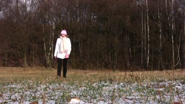 Женщина ходит по лесу на первом снегу . — стоковое видео