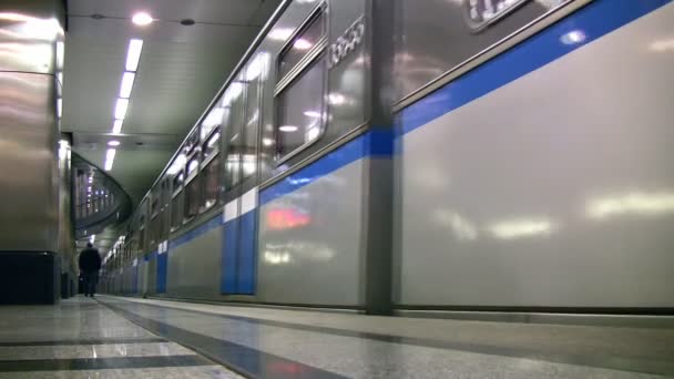 Il treno della metropolitana va via . — Video Stock