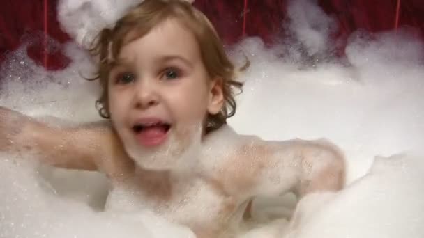 Little girl in bath with bast wisp — Stock Video