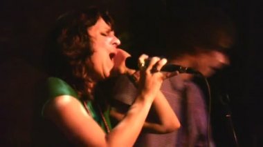 kadın şarkıcı ve gitarist