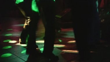 Bacaklarını gece kulübünde dans