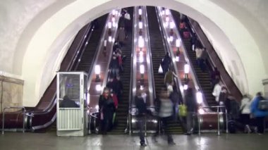 kalabalık ve metro yürüyen merdiven. zaman atlamalı