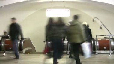 kalabalık ve metro yürüyen merdiven. zaman atlamalı.