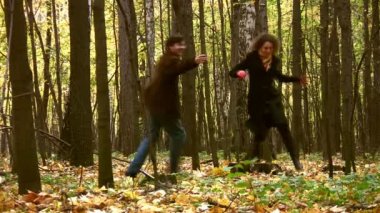 Sonbahar parkında bir çift