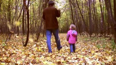 küçük kız sonbahar Park ile yürüyen baba