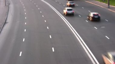Araba yol üzerinde