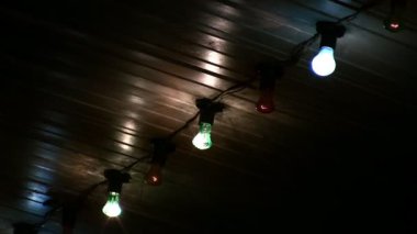 Tavanda açık renkli lambalar