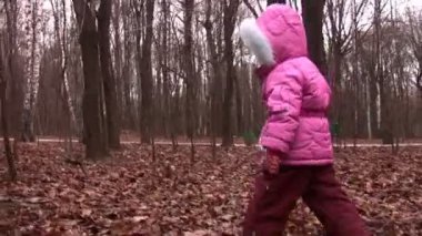 küçük kız kış parkta yürüyüş