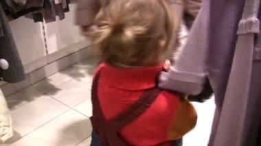 küçük kız elbiseleri dükkanda izlerken