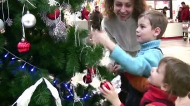 Noel ağacı dükkanda izlerken çocuk anne