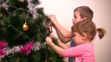 Çocuklar Noel ağacı kürk-ağaç oyuncak kapatır