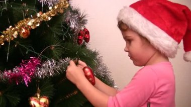 küçük kız kürk-ağaç oyuncak Noel ağacı kadar askıda kalıyor