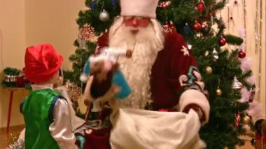 Santa ile gnome ve diğer çocuklar anaokuluna sunar.