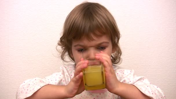 Bambina beve succo — Video Stock