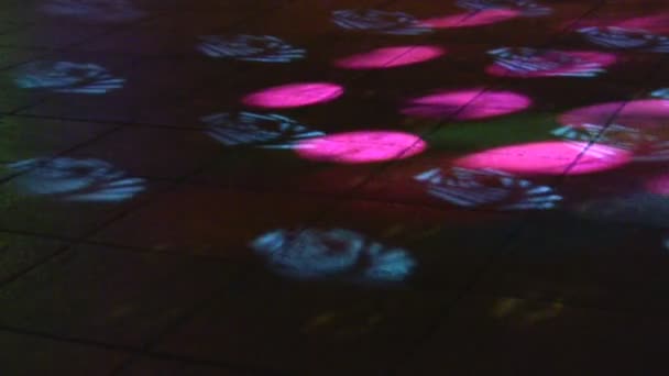 Spots lumineux sur le sol dans la boîte de nuit 