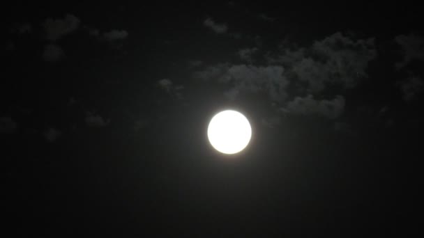 Σύννεφα και το φεγγάρι. πάροδο του χρόνου — Αρχείο Βίντεο