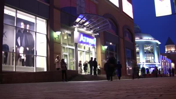 Evening street crowd — Stock Video