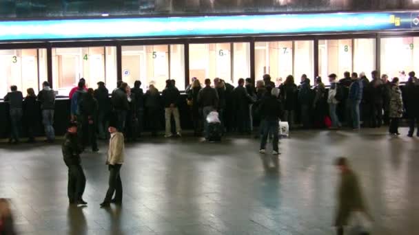 Na bilheteira da estação de comboios. Desfasamento temporal . — Vídeo de Stock