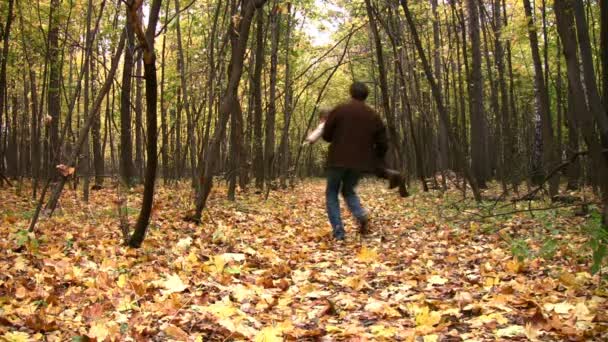 Père avec garçon avion de jeu dans le parc d'automne 