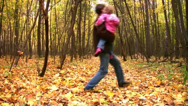 Père dansant avec fille dans le parc d'automne 