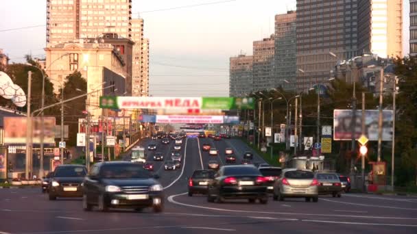 Voitures sur la route. Moscou — Video