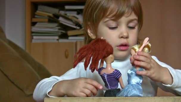 Маленькая девочка с куклами, разговорами, волосами от удара — стоковое видео