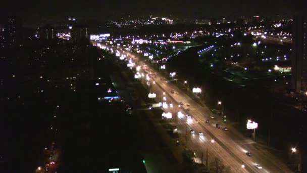 Carros na paisagem urbana noturna — Vídeo de Stock