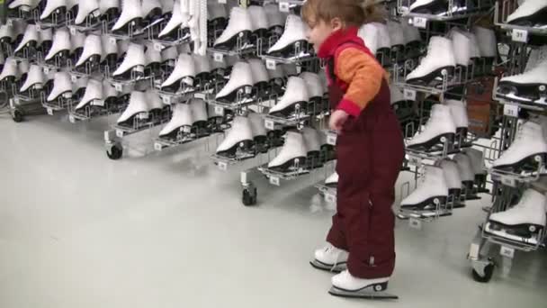 Petite fille avec des patins dans le magasin — Video