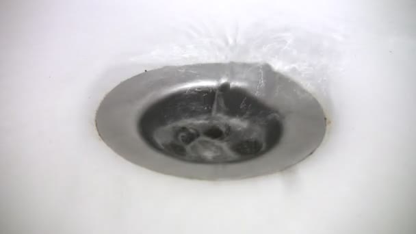 Water funnel start in bath — Stock Video