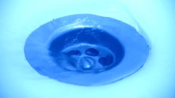 Embudo de agua tinte azul — Vídeo de stock