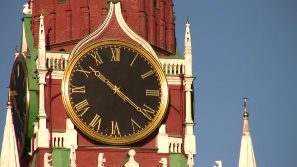 Москва, Російська Федерація - 10 жовтня: вежа з годинником. змінення масштабу. 10 жовтня 2008 року в Москві, Росія. — стокове відео