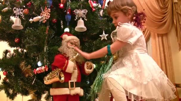 Menina, árvore de Natal e Papai Noel — Vídeo de Stock