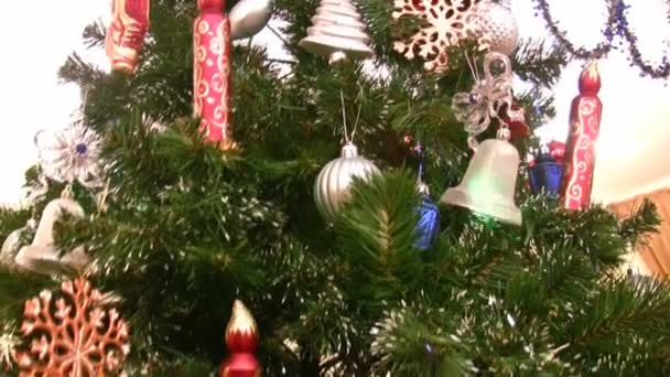 Kerstboom en santa. pannen — Stockvideo