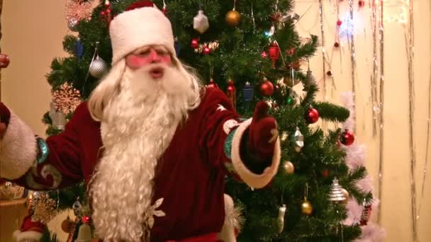 Santa met presenteert voor kleine meisjes in de kleuterschool — Stockvideo