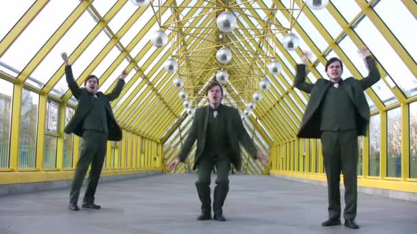 Gelukkig drie ondernemers springen op de brug — Stockvideo