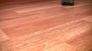 oyuncak tank yere hareket eder.