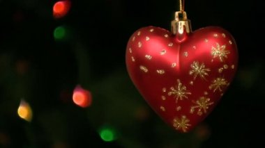 kalp Noel ağacı üzerinde